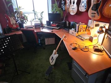 Groot hoekbureau met ladekastje