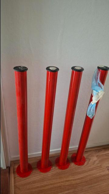 Gratis: Tafelblad met rode poten en 2 stoelen