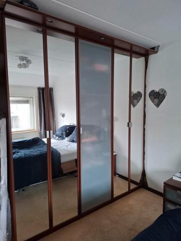 IKEA hopen kledingkast met spiegel- en melkglas deuren