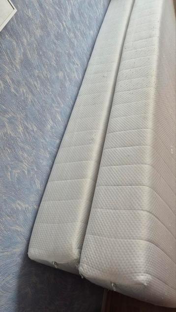 2 goede staan matras met afwasbare hoessen.