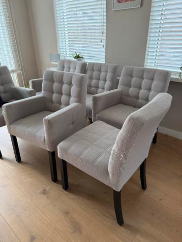 Gratis op te halen: 6 eettafelstoelen om op te knappen