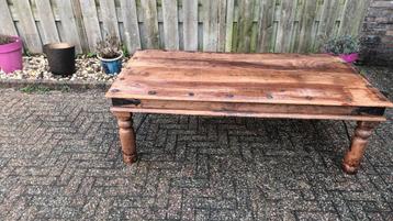 Robuuste houten salontafel met metalen accenten