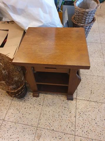 Gratis bijzettafel met ruimte voor kranten/magazines
