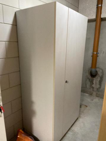 (Kleding-) kast met deur