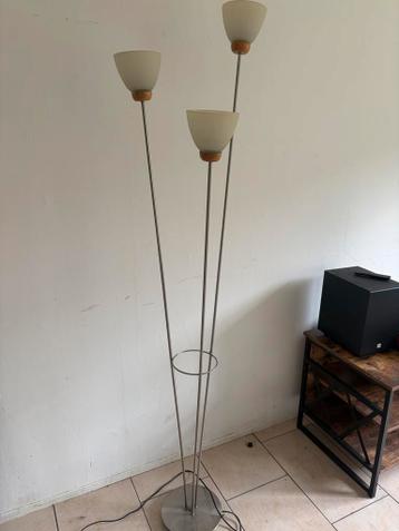 Moderne vloerlamp met 3 lichtpunten