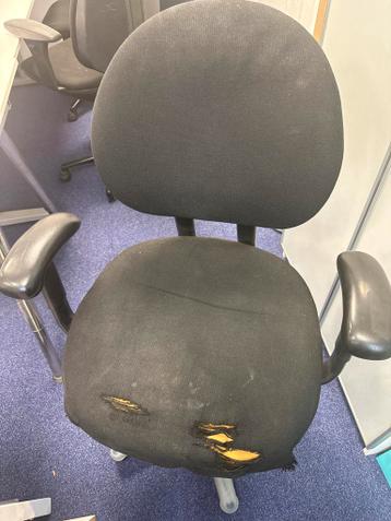 Gebruikte bureaustoel met beschadigde zitting