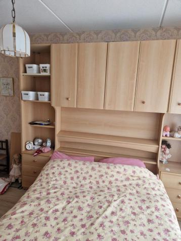 Tweepersoonsbed met veel kastjes. Gratis op te halen