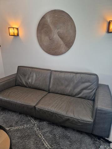 Ruime microleder 4-zits bank  grijs in zeer nette staat