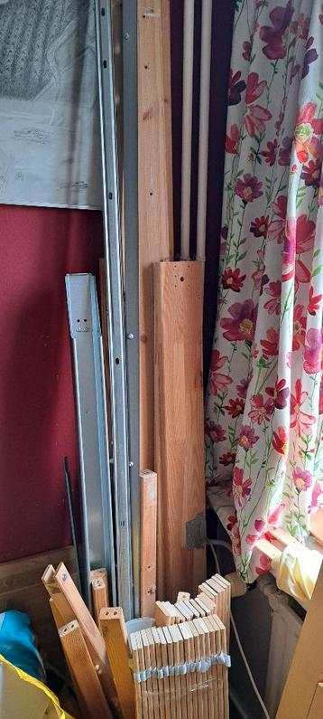 Bedframe hout IKEA 200x140 met 2 houten lattenbodem