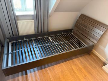 Eenpersoonsbed met hoofdsteun en lattenbodem