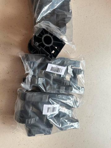 3x zetje van 4 keukenkastpootjes 14cm