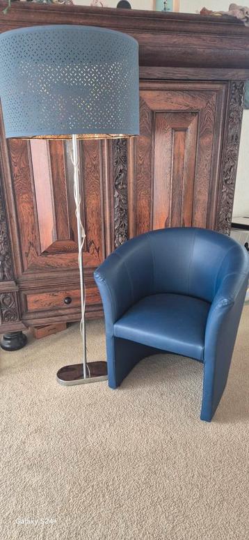 Bench €15 . Voet en kap€25 en ook de stoel€25. Bench€15.