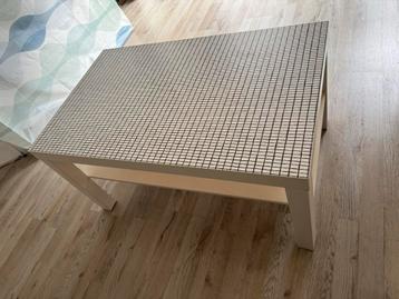 GRATIS Moderne salontafel met rasterpatroon