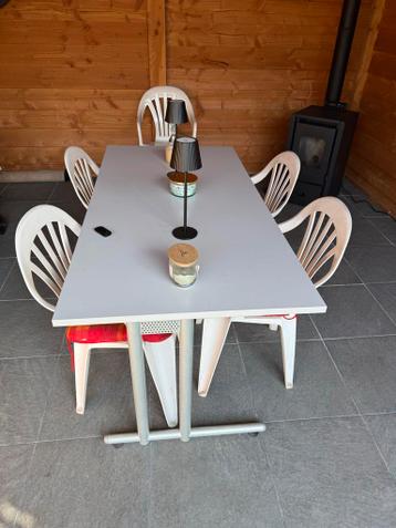 Tafel met 6 stoelen
