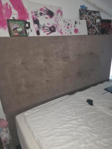 Tweepersoonsbed met gestoffeerd hoofdbord