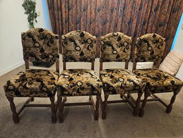 Nette brocante eetkamerstoelen