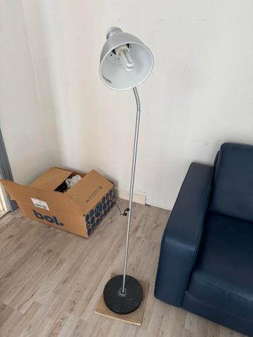 GRATIS Zilverkleurige vloerlamp met flexibele hals