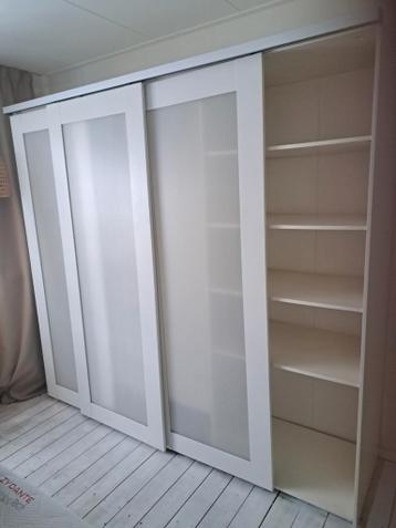 Ikea ruime kledingkast met schuifdeuren en planken