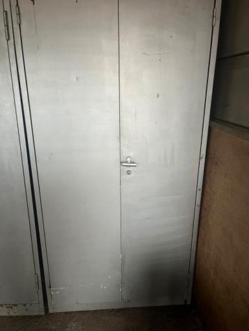 Stalen kledingkast / locker met legplanken