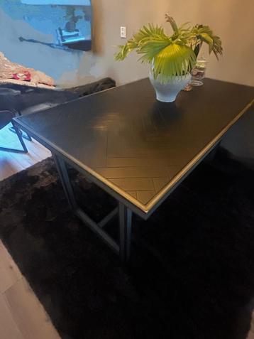 Mooie houten (visgraat) tafel met ijzer onderstel