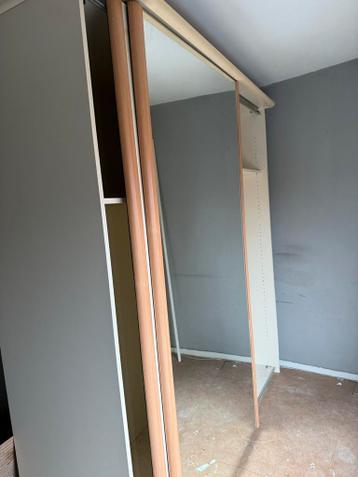 Ruime kledingkast met spiegeldeur