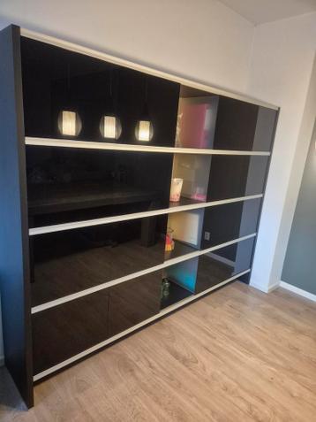 Gratis Moderne vakjeskast met schuifdeuren