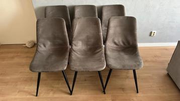 Zes comfortabele eetkamerstoelen