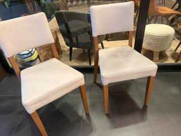 8 stevige houten stoelen