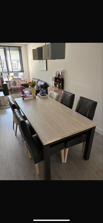 Tafel met 6 stoelen, gebruikt tijdens verbouwing
