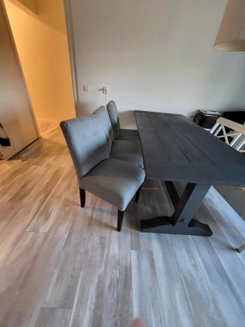 Eethoek met 3 grijze stoelen en houten witte bank