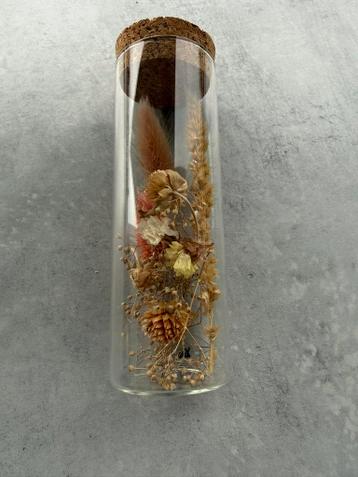 Decoratie glas met droogbloemen GRATIS