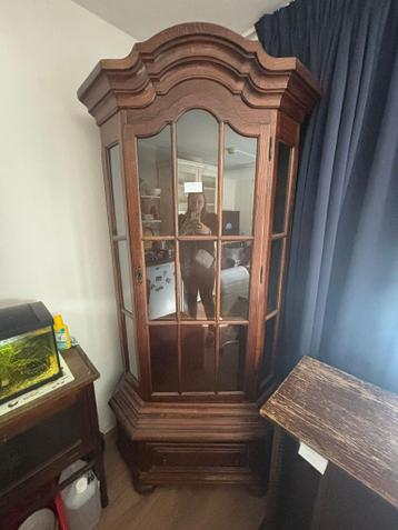 Vitrinekasten wit of bruin GRATIS op te halen