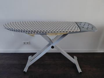 Allibert stevige strijkplank  ( bord 115 cm x 39.5 cm )