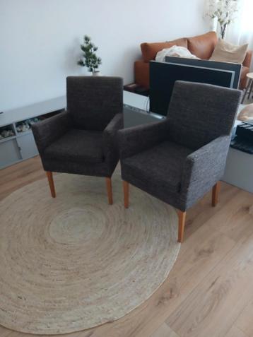 Twee gestoffeerde stoelen