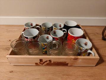 Mokken en glazen set op houten dienblad