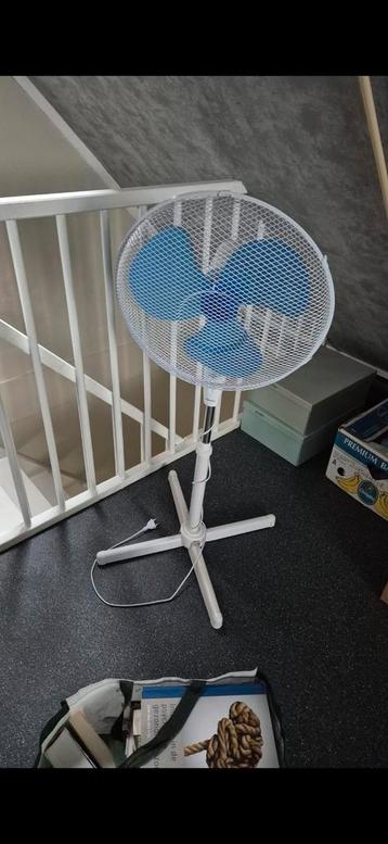 Witte Statiefventilator met Blauwe Bladen