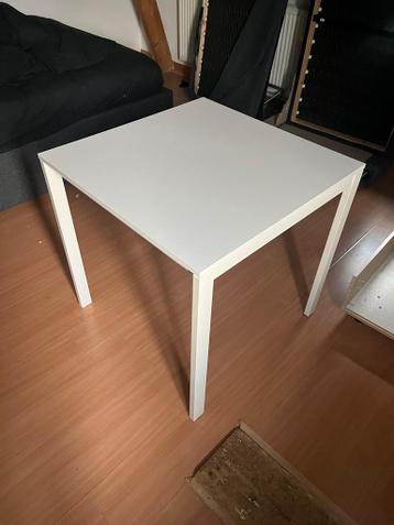 Stevige witte tafel, 1x1 meter, gratis af te halen