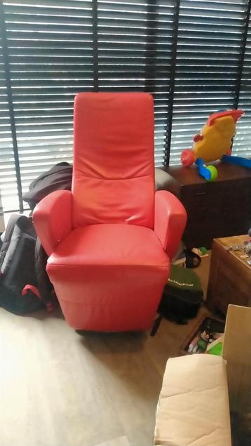 Rode leren relaxfauteuil met ligfunctie
