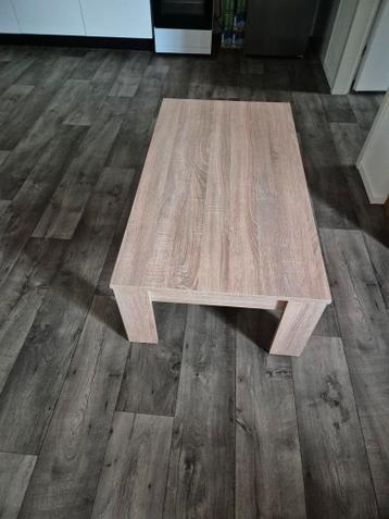 Moderne salontafel met houtlook