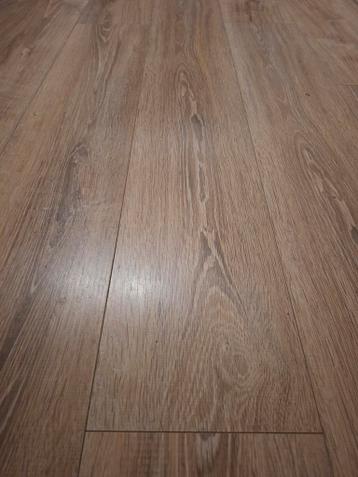 Mooi laminaat met houtnerfstructuur