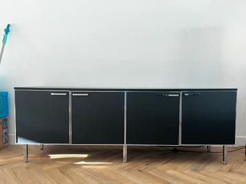 Gratis: Mat zwart dressoir 200cm met kabeluitsparing