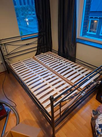 Metalen twee persoons bed