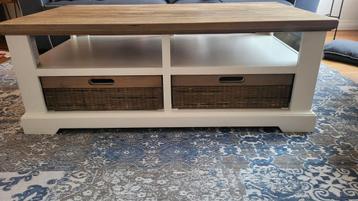 Robuuste salontafel met opbergruimte en rieten manden