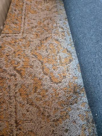 Vloerkleed met vlekken en losse draden - Ocher geel