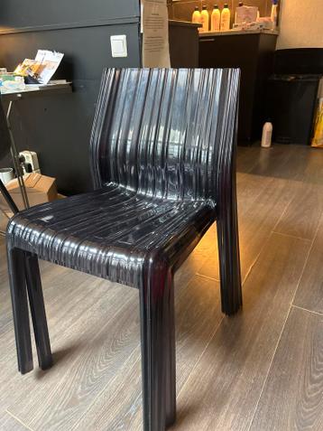 Zwarte kunststof stoel