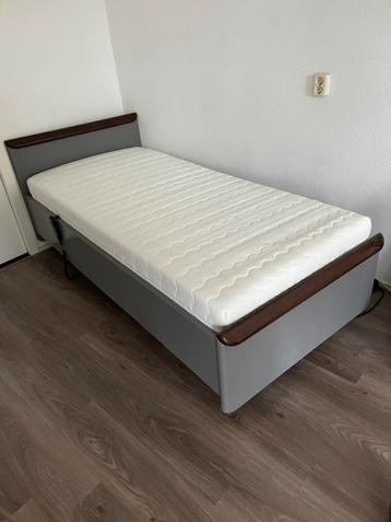 Elektrisch seniorenbed