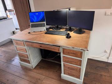 GRATIS oud bureau.  Blad is 155x85 cm, hoogte 77 cm.