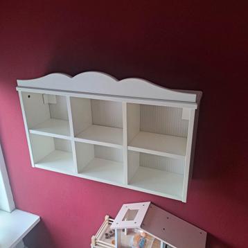 Wit wandrek met 6 vakken - decoratief en praktisch