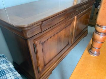 Goed onderhouden dressoir en salontafel