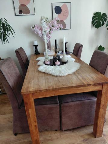 Gratis eettafel (exclusief stoelen) met kleine vlek